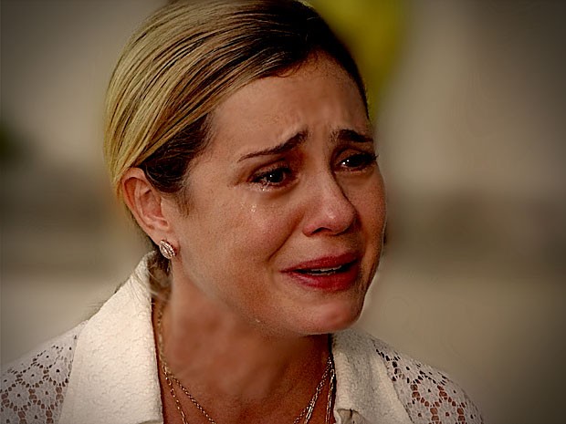 Atriz, Carminham se derrama em lágrimas para comover a sogra (Foto: Avenida Brasil / TV Globo) Atriz, Carminham se derrama em lágrimas para comover a sogra (Foto: Avenida Brasil / TV Globo)