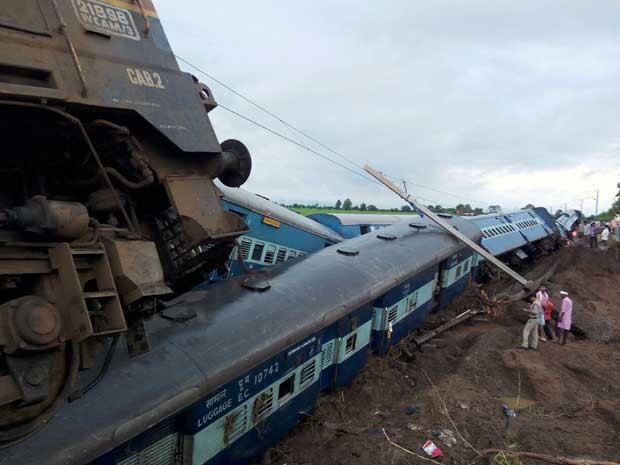 Trens descarrilados na manhã desta quarta (4) na Índia (Foto: AFP Photo)