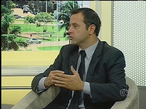 Defensor Arthur Pádua diz que abastecimento de materiais em hospitais do TO não está normalizado (Foto: Reprodução/TV Anhanguera TO)