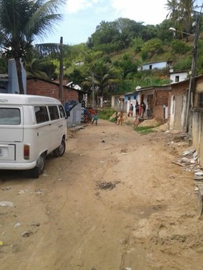 Rua onde Vaniela foi encontrada perto da BR-101, na Favela da Nestlé (Foto: Danielle Fonseca/TV Globo)