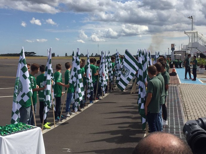 Chapecoense recebe Atlético Nacional em aeroporto (Foto: Divulgação)