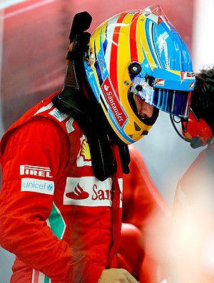 Alonso nos boxes do GP do Brasil AP (Foto: AP)