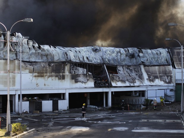 Incêndio destroi centro comercial em El Salvador (Foto: Jose Cabezas / Reuters) Incêndio destroi centro comercial em El Salvador (Foto: Jose Cabezas / Reuters)