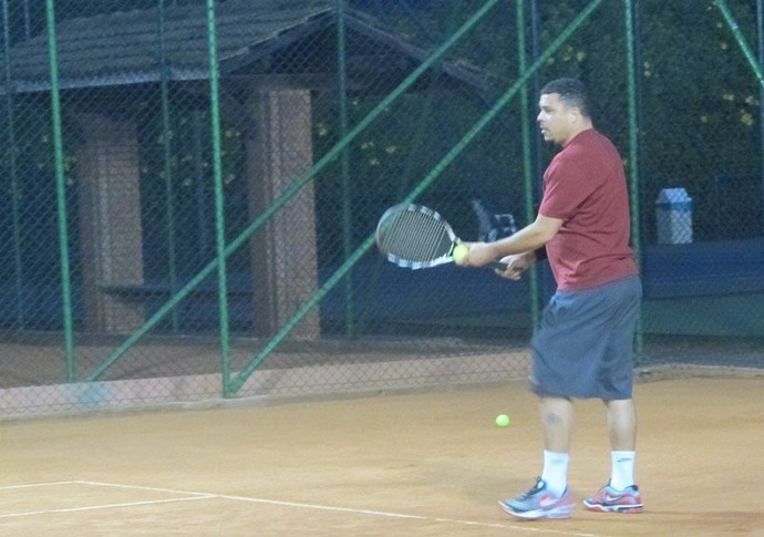 Ronaldo Fenomeno Jogando Tenis (Foto: Marcio Lannacca)