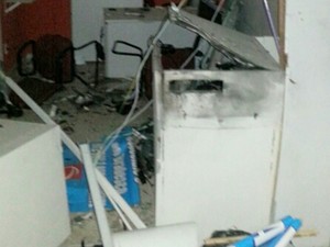 Bandidos explodiram caixa eletrônico em Cunha (Foto: Fábio Fiorelo/ Vanguarda Repórter)