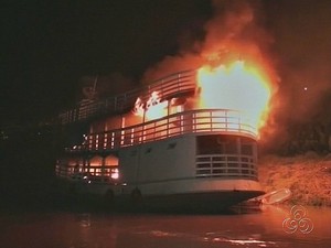 Manifestantes incendiaram barco da Funai que prestava apoio aos indígenas (Foto: Reprodução/TV Amazonas)
