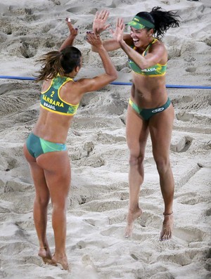 Barbara e Agatha Brasil x EUA volei de praia (Foto: Reuters) Barbara e Agatha Brasil x EUA volei de praia (Foto: Reuters)