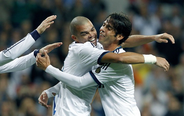 Pepe e Kaká comemoram gol do Real Madrid (Foto: EFE)
