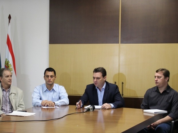 Prefeito se reuniu com autoridades na manhã desta segunda (Foto: Prefeitura de Florianópolis/Divulgação)