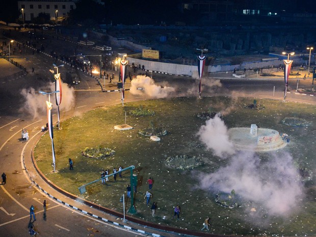 Polícia entra em confronto com manifestantes no Cairo, no aniversário dos protesto sangrento de 2011 (Foto: Mohamed El-Shahed/AFP)