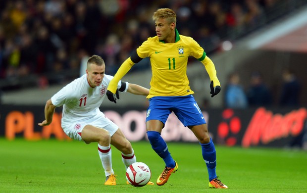 Tom Cleverley e Neymar Brasil x inglaterra (Foto: Getty Images)