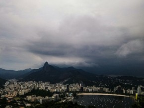 Vista do Pão de Açúcar mostra céu fechado no Rio (Foto: Rodrigo Gorosito / G1) Vista do Pão de Açúcar mostra céu fechado no Rio (Foto: Rodrigo Gorosito / G1)