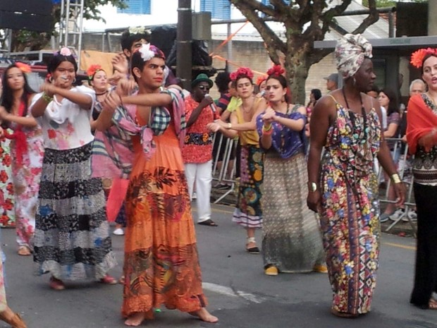 Bloco &#39;Chico Rei&#39; sai às ruas com samba em respeito aos negros e mulheres (Foto: Jéssica Balbino/ G1 Sul de Minas)