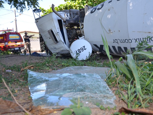 Caminhão tombou em trecho da BR-230 (Foto: Walter Paparazzo/G1)