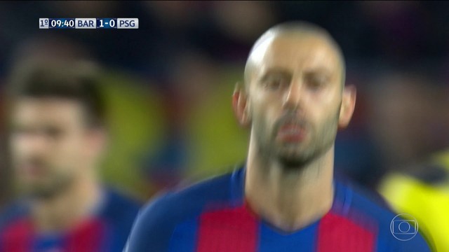 <p>
 Neymar cobra escanteio, Thiago Silva corta de cabe&ccedil;a, Mascherano pega a sobra de fora da &aacute;rea e arrisca o chute de primeira, mas manda para fora.</p>
