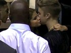Selena Gomez cumprimenta Justin Bieber com beijo na bochecha