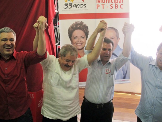 Depois de votar, Lula dá as mãos a Alexandre Padilha, Luiz Marinho (prefeito de São Bernardo do Campo) e Emidio de Souza, candidato à presidência estadual do PT (Foto: Mariana Palma/G1)