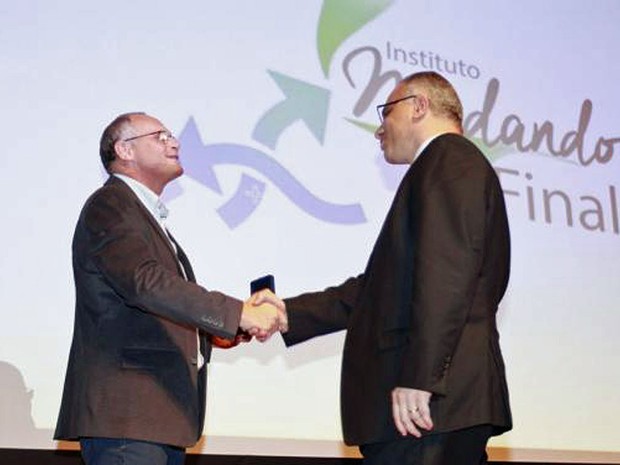 Subsecretrio de Planejamento e Integrao Operacional da Seseg, Roberto S, recebeu das mos do secretrio de Estado de Segurana, Jos Mariano Beltrame, a Medalha Flvio Duarte, no incio de outubro (Foto: Phillipe Lima/Governo do RJ)