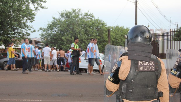 Confronto entre polícia e torcedores do Londrina na saída do Estádio do Café (Foto: Fernando Araújo)