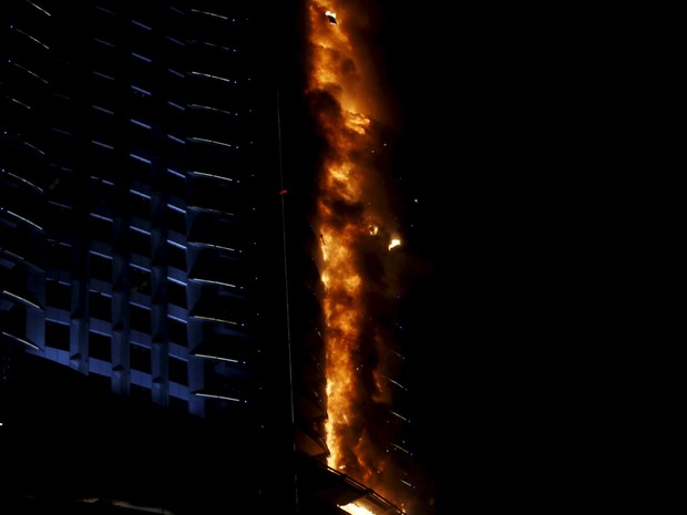 Incêndio atinge um hotel no centro de Dubai, nos Emirados Árabes Unidos (Foto: Ahmed Jadallah/Reuters)