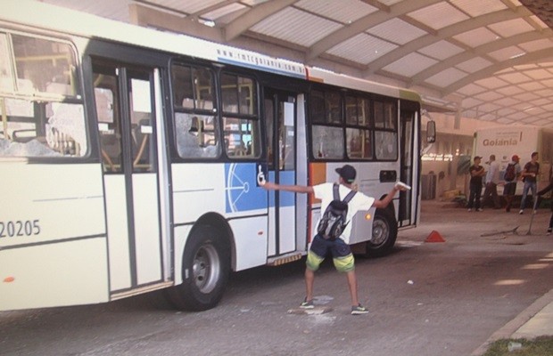 Passageiros revoltados depredaram ônibus no Terminal Bandeiras, em Goiânia (Foto: Reprodução/TV Anhanguera)