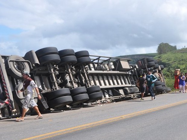 caminhão saqueado com carga de chocolate; bahia (Foto: Divulgação/Radar64.com)