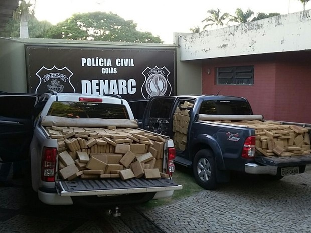 Caminhonetes estão abarrotadas de maconha, em Goiás (Foto: Divulgação/ Polícia Civil)