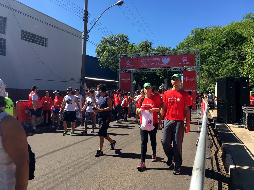 Caminhada pela Vida foi realizada na manhã deste domingo (2), em Presidente Prudente (Foto: Stephanie Fonseca/G1)