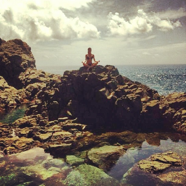 Thaila Ayala medita (Foto: Reprodução/Instagram)