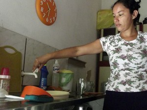 Dona de casa em Carnaúba dos Dantas, RN, mostra que não há água nas torneiras  (Foto: Anderson Barbosa/G1)