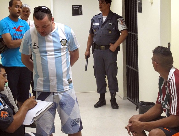 Torcedores detidos no Engenhão, Vasco x Fluminense (Foto: André Casado / Globoesporte.com)