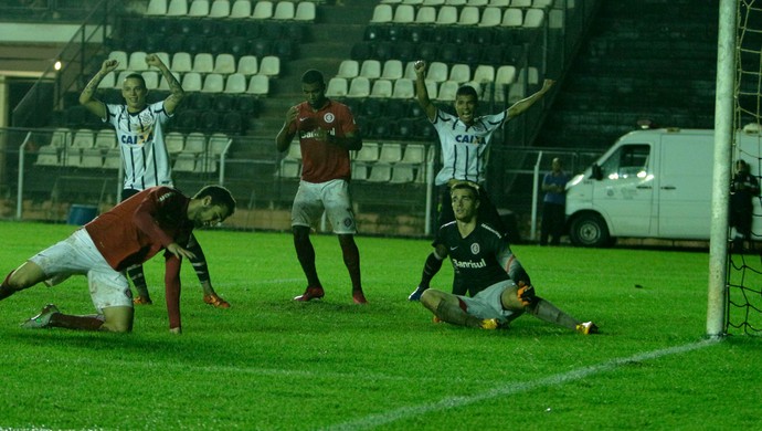 Artilheiro faz três gols, Corinthians vira contra o Inter e vai às quartas da Copa
