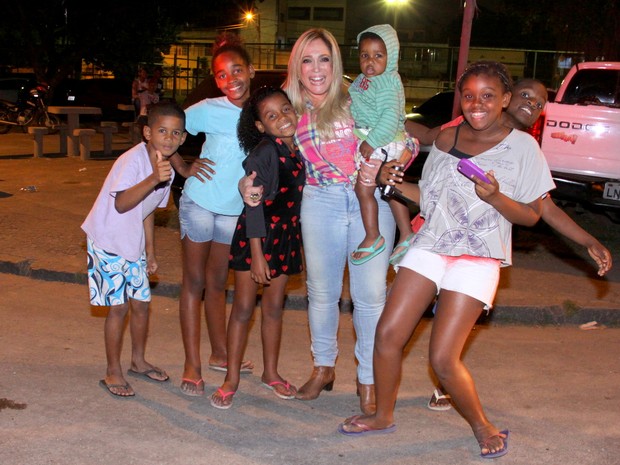 Susana Vieira posa com crianças no Rio (Foto: Alex Palarea/ Ag. News)