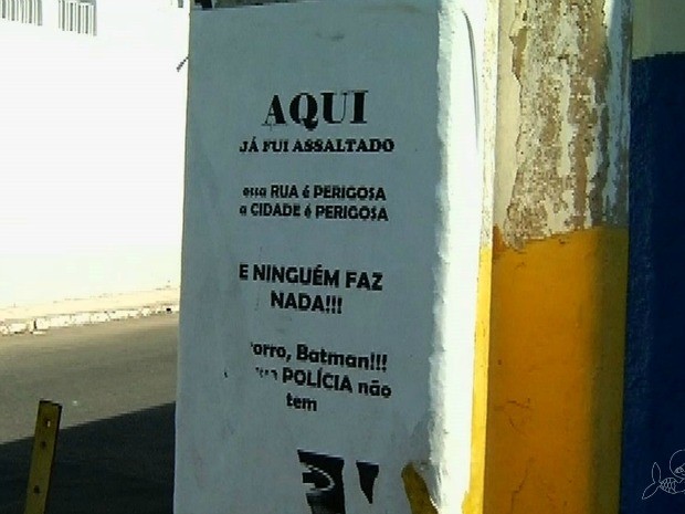 Cartaz indica ponto onde alguém foi assaltado entre as cidades da região Cariri (Foto: TV Verdes Mares/Reprodução)