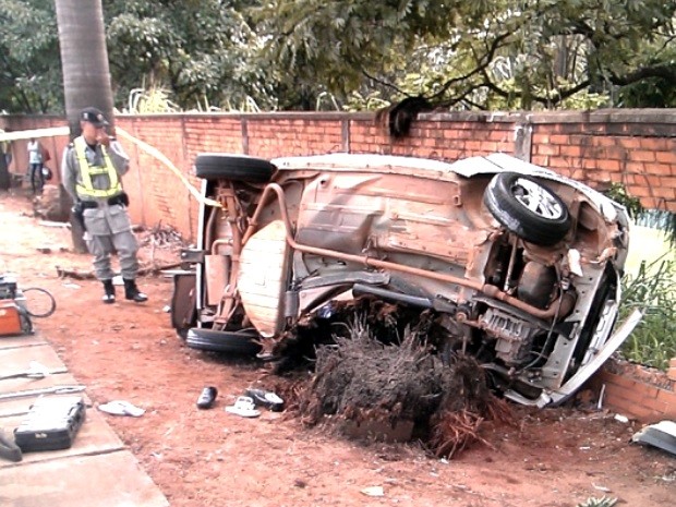 Condutora de carro morre após colidir contra árvore e muro na Avenida Perimetral, em Goiânia, Goiás (Foto: Reprodução/TV Anhanguera)