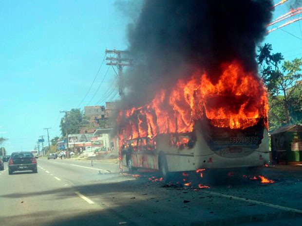 Ônibus pega fogo na Avenida Paralela, em Salvador (Foto: Alexandre Aragão/Arquivo pessoal)