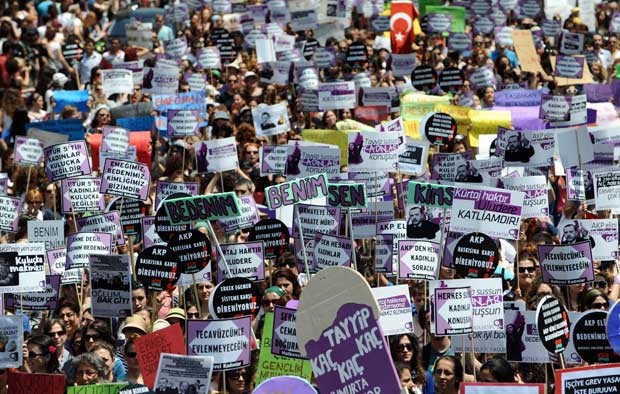 Planos do governo de formular uma nova lei provocou protesto de mulheres. (Foto: Bulent Kilic/AFP)
