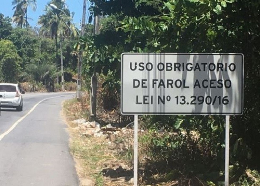 Exigência de farol aceso de dia nas rodovias começou a valer em julho de 2016 (Foto: Ascom/DER)