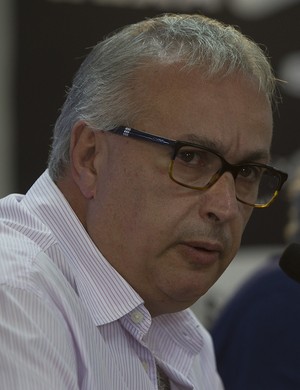 Presidente admite atraso de Emerson, mas minimiza indisciplina do atacante