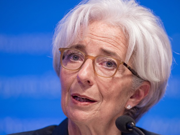 Diretora do FMI, Christine Lagarde, fala em coletiva de imprensa neste sábado (18), durante encontro do FMI e do Banco Mundial em Washington  (Foto: AFP Photo/Nicholas Kamm)