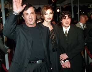 Sylvester Stallone, sua então noiva Jennifer Flavin e Sage Stallone, durante a estreia do filme 