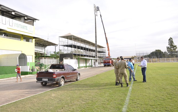 Estádio Passo das Emas arquibancadas móveis (Foto: Robson Boamorte/GLOBOESPORTE.COM)