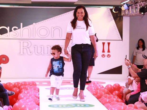 Solange Couto defila com o filho Benjamin em evento de moda no Rio (Foto: Mauro Zaniboni/ Divulgação)