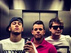 Neymar faz 'carão' em pose com amigos dentro do elevador