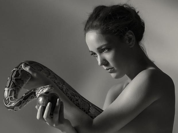 Adriana Birolli posa sensual com cobra (Foto: Angelo Pastorello)