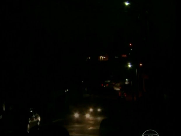 Veja como tentar evitar assaltos em ruas escuras como essa de São Paulo (Foto: Mais Você / TV Globo)