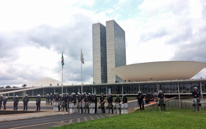 BRASÍLIA: a Polícia Legislativa fez um bloqueio em frente à via de acesso ao prédio do Congresso para evitar que os manifestantes subissem a rampa do Legislativo ou ingressassem no parlamento pela entrada da Chapelaria, onde os parlamentares desembarcam d