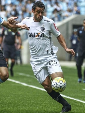 Wallace disputa bola com Fred, Grêmio x Atlético-MG (Foto: Bruno Cantini/ Atlético-MG)