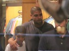 Adriano faz compras em shopping carioca com seu irmão caçula