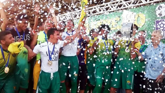 Cuiabá comemora título de campeão estadual 2014 (Foto: Robson Boamorte) Cuiabá comemora título de campeão estadual 2014 (Foto: Robson Boamorte)